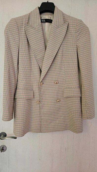 Sacou Zara cu butoni cu detalii aurii și umeri întăriți