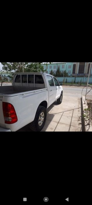 Toyota Hilux пикап сотилади