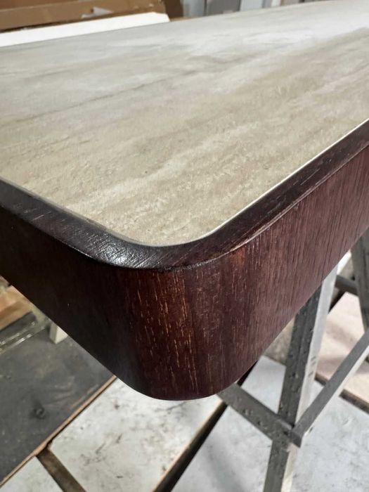 Стол для гостинной и офиса