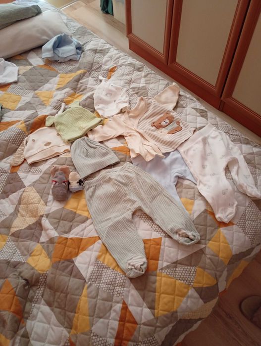 Продавам бебешки дрешки