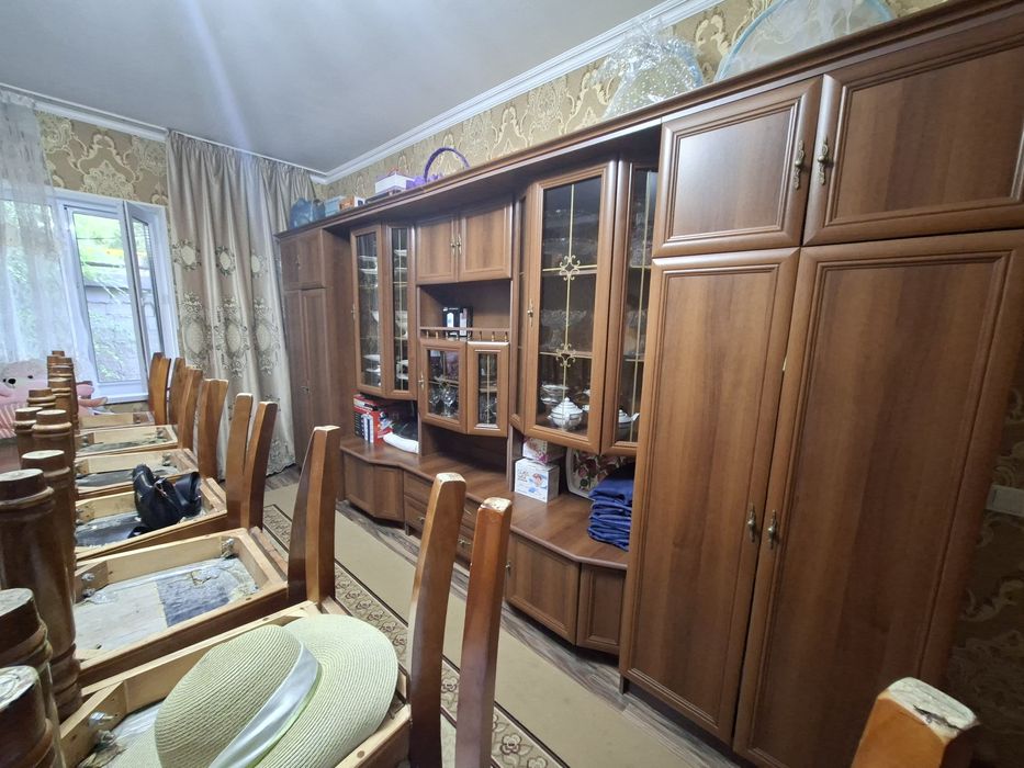Стенка, шифонер, стол стульями.
