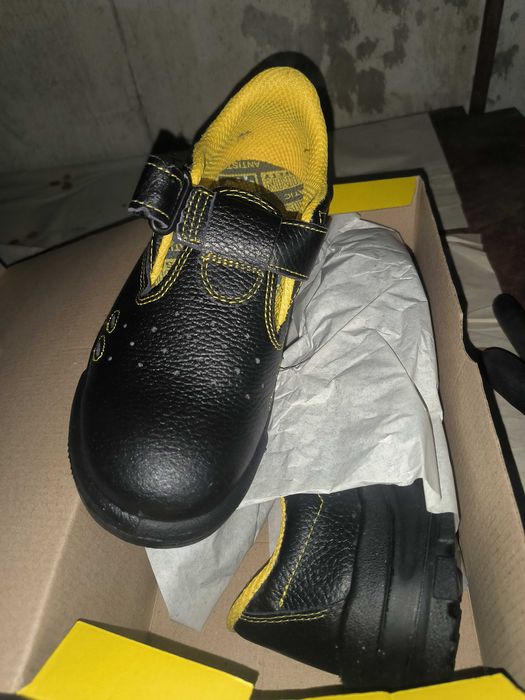 Bocanci și sandale de protectie mărimea 44 40 39 40