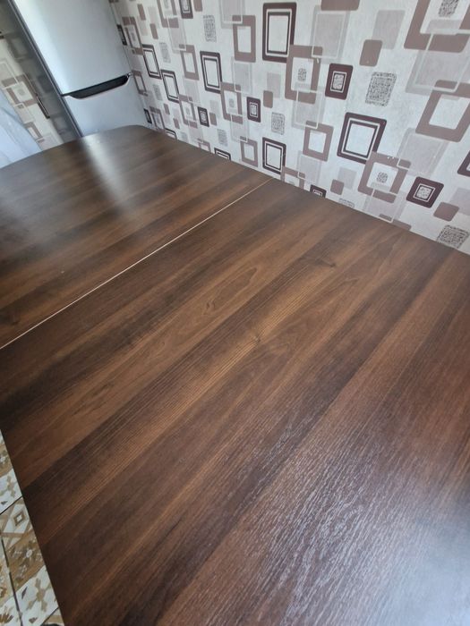 Стол в гостинную