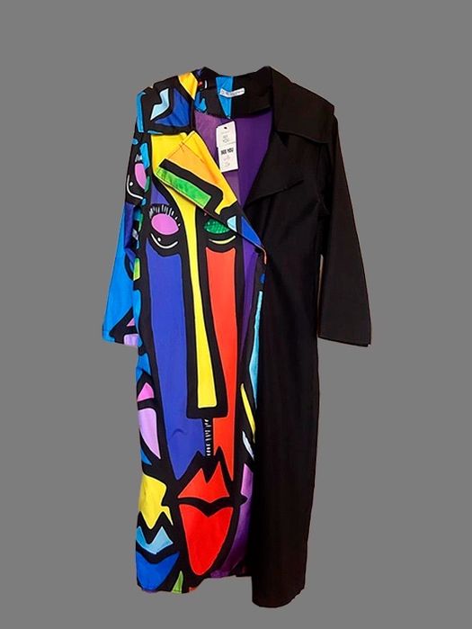 Стильный плащ с арт-принтом