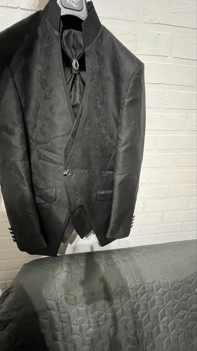 Продавам черен смокинг