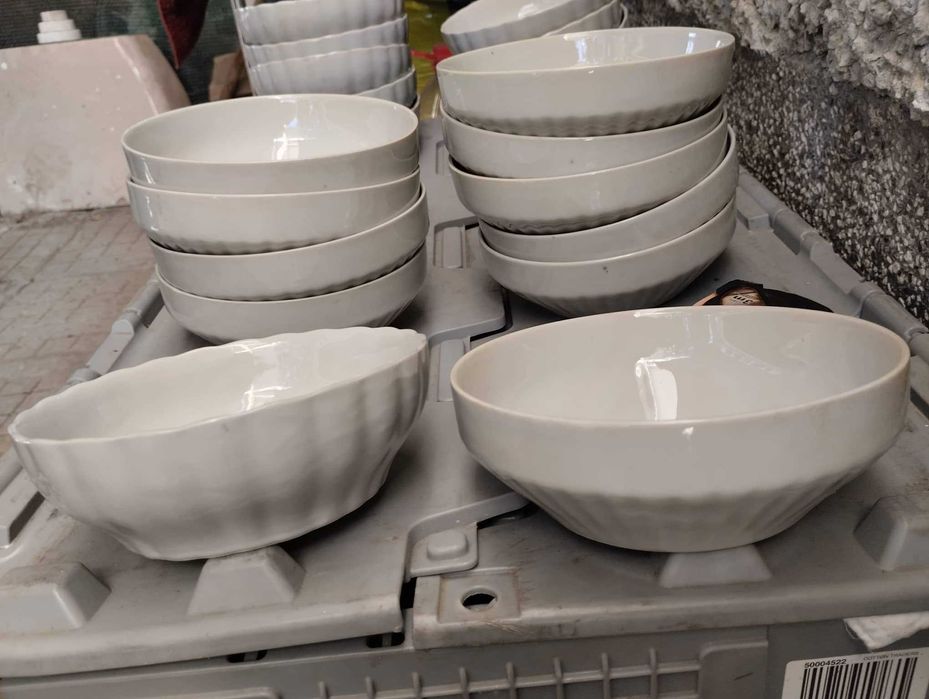 Порцеланови купички, кухненски прибори