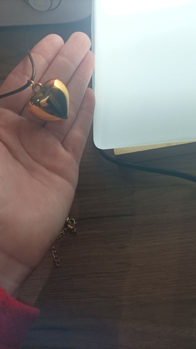 Гердан със лъскаво жълто сърце.