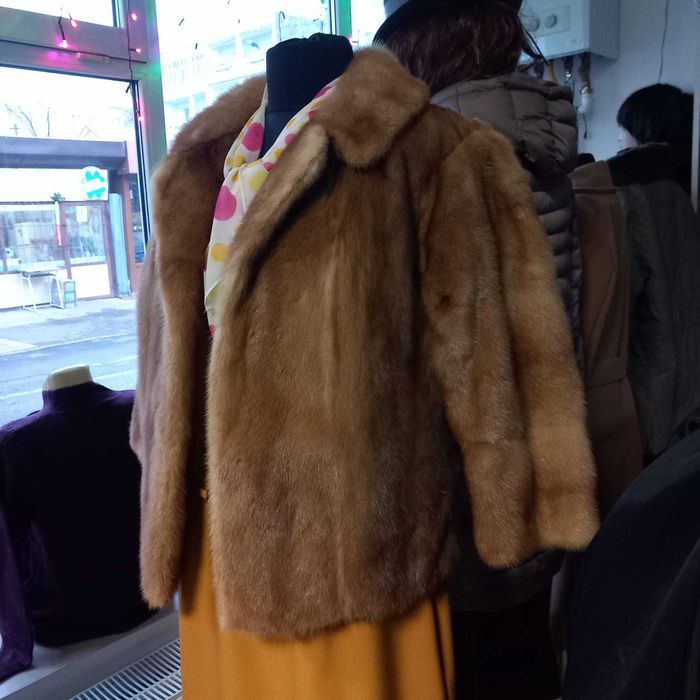 Haina blana eleganta cu maneca larga