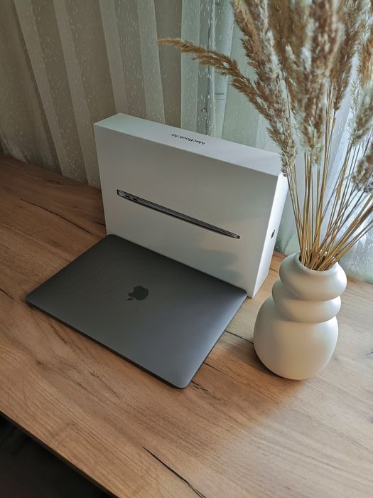 Продам MacBook Air 2020