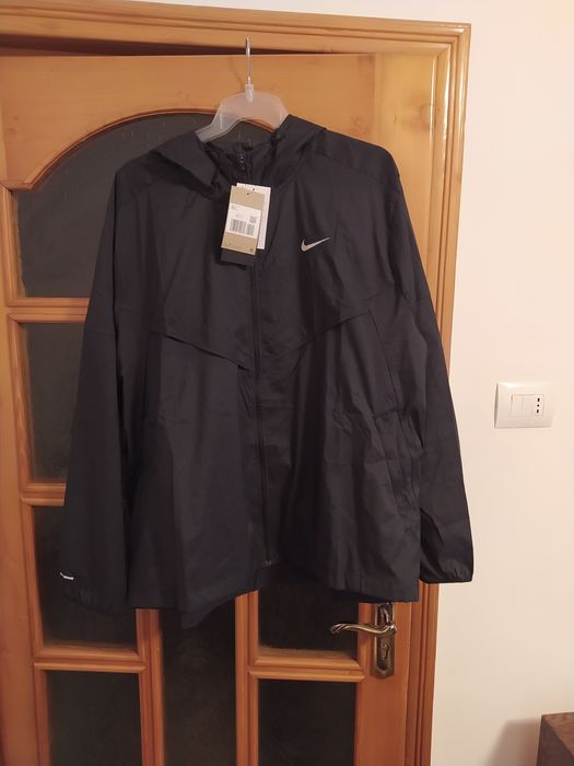 Produse Nike pentru bărbați: maletă; geaca subțire