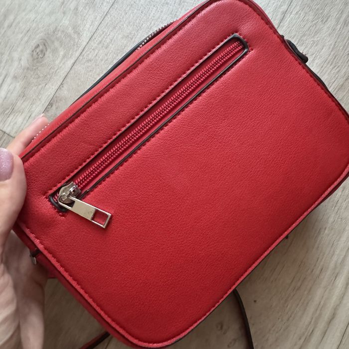 Нова червена чанта