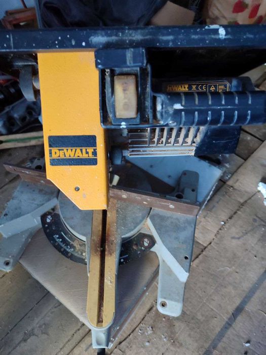Торцовочная пила DeWALT DW711