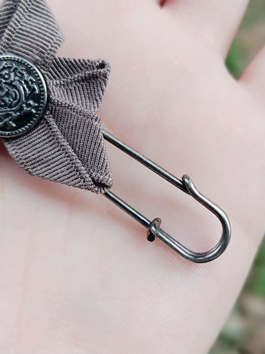 Brose tip ac de siguranta, din metal argintat, cu ornament celtic