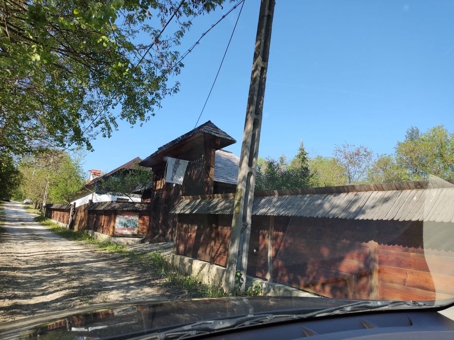 Vând proprietate la munte,potențial turistic.Zona Polovragi-Racovița.