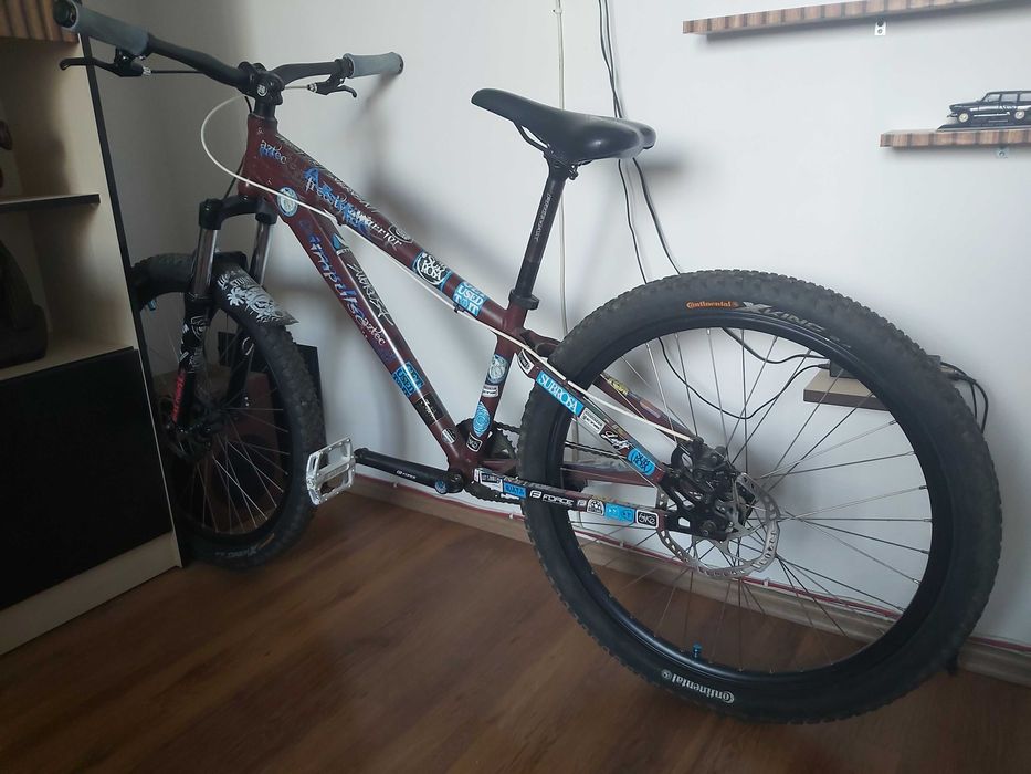 Bicicleta dirt bike 26" din aluminiu cu frane pe disc (pret de buget)