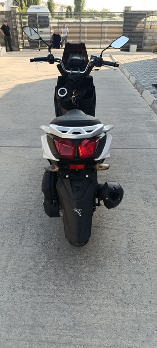 Sukuter benzing.