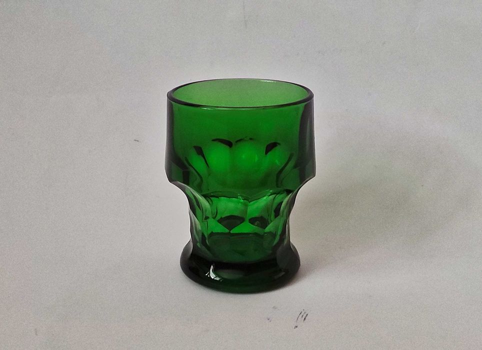 Италиански сервиз от изуруденозелено стъкло