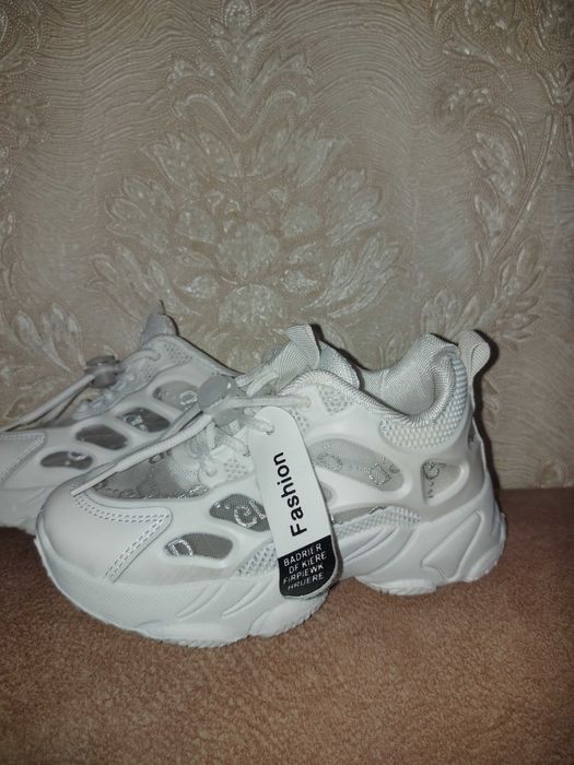 Кроссовки на девочку