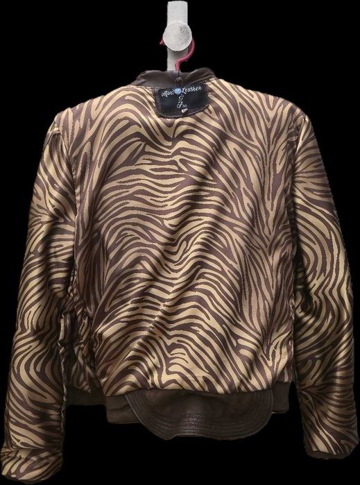 Продавам яке S размер от естествена кожа - кафяво. Цена 80€.