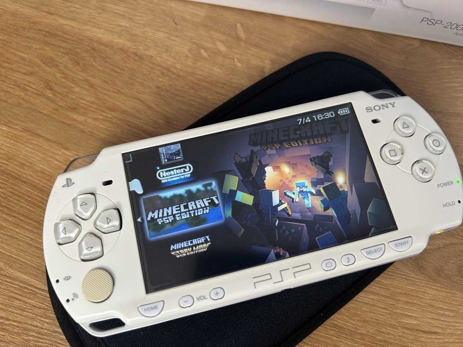 PSP 2000 Ceramic White în cutie — Slim and Lite, modată
