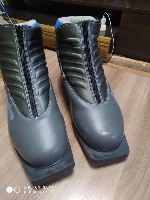 Продам лыжи беговые с батинками