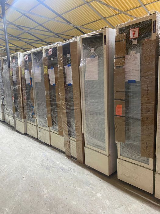 Vitrină Slim LED pentru Spații Mici