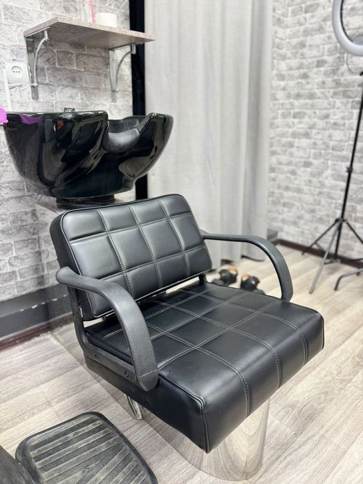 Комплект мебели для барберов 
2 кресла 
2 зеркала 
Кресло для мойки го
