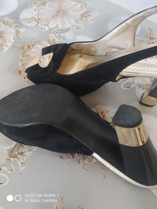 Продаются замшевые босоножки