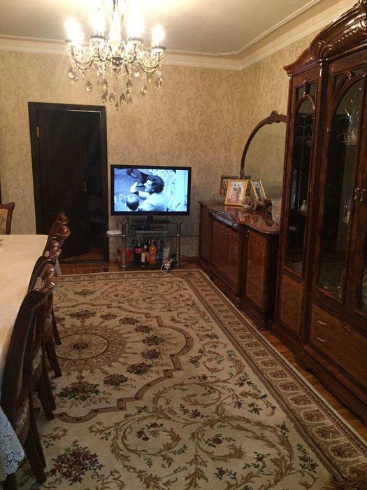 Продается мебель в зал: горка, комод и стол