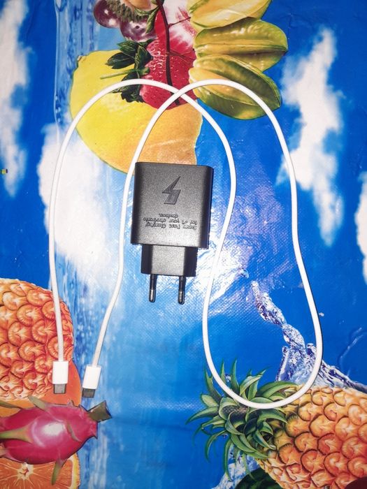 Zaryadchik kebeli bilan sotiladi