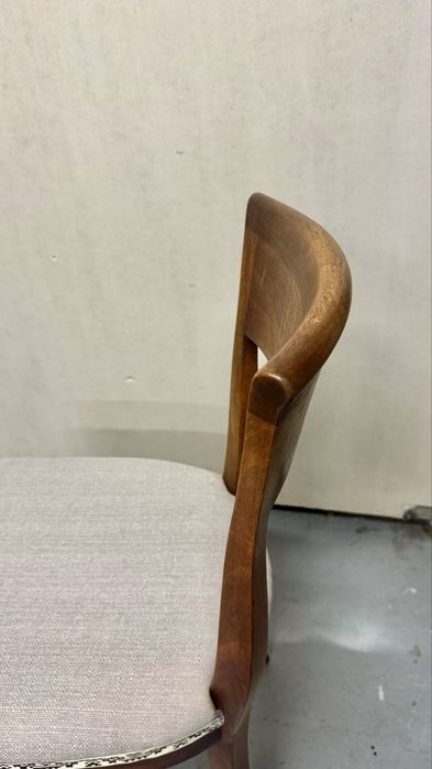 Scaun din lemn de teak tapitate.