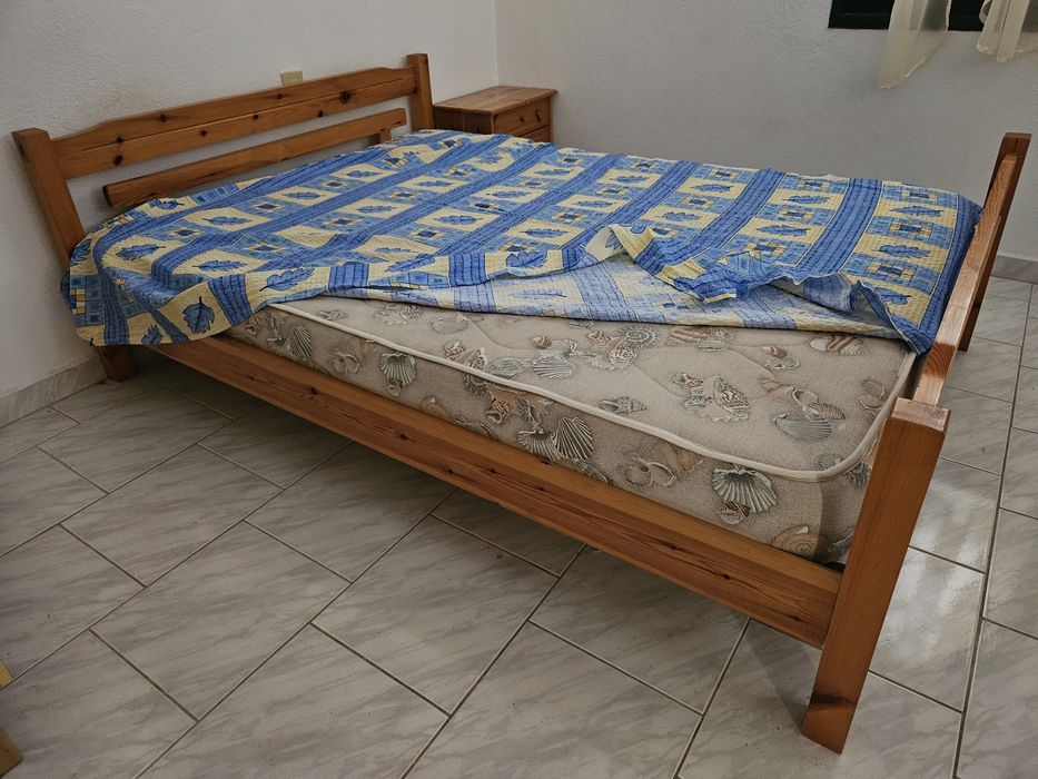 Спалня, нощно шкафче и матрак от масив