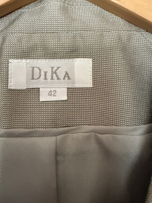 Продавам дамски костюм