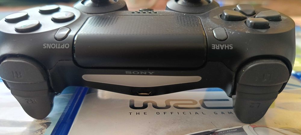 Продавам PS4Slim+16игри в отлично състояние към нея!