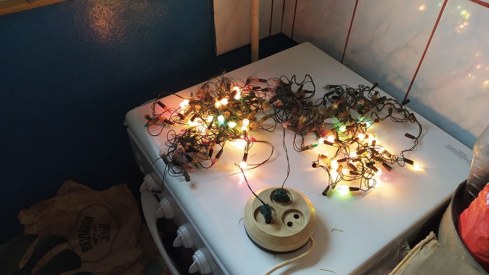 Vînd brad artificial de Crăciun și diferite ornamente