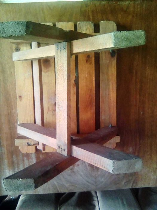 маткап, дърводелски ползван алуминиев нивелир и ниска дървена масичка