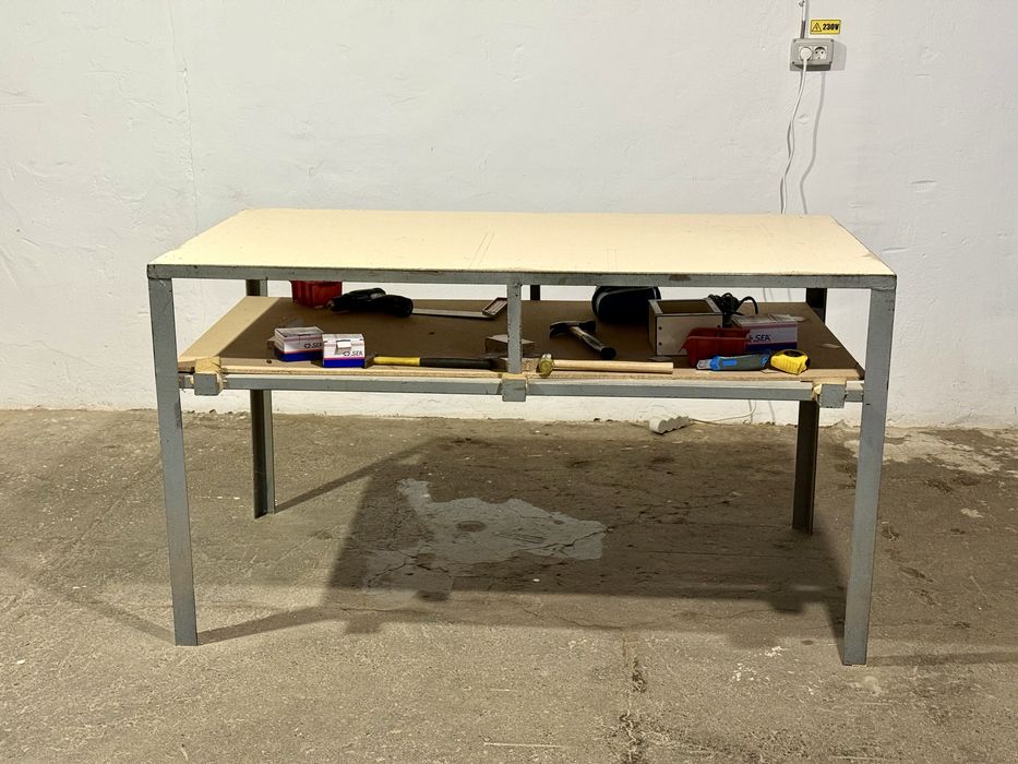 Vând masă de lucru