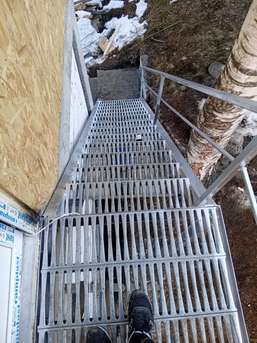 Scări metalice zincate