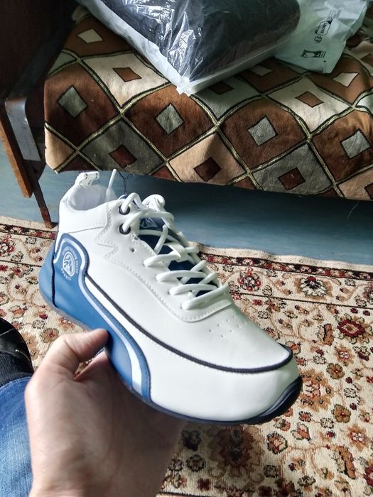 Кроссовки 39 размер по 4000