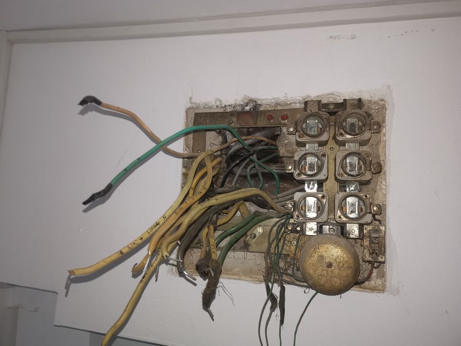 Electrician timisoara vand tablou cu sigurante incepand de la 100 lei