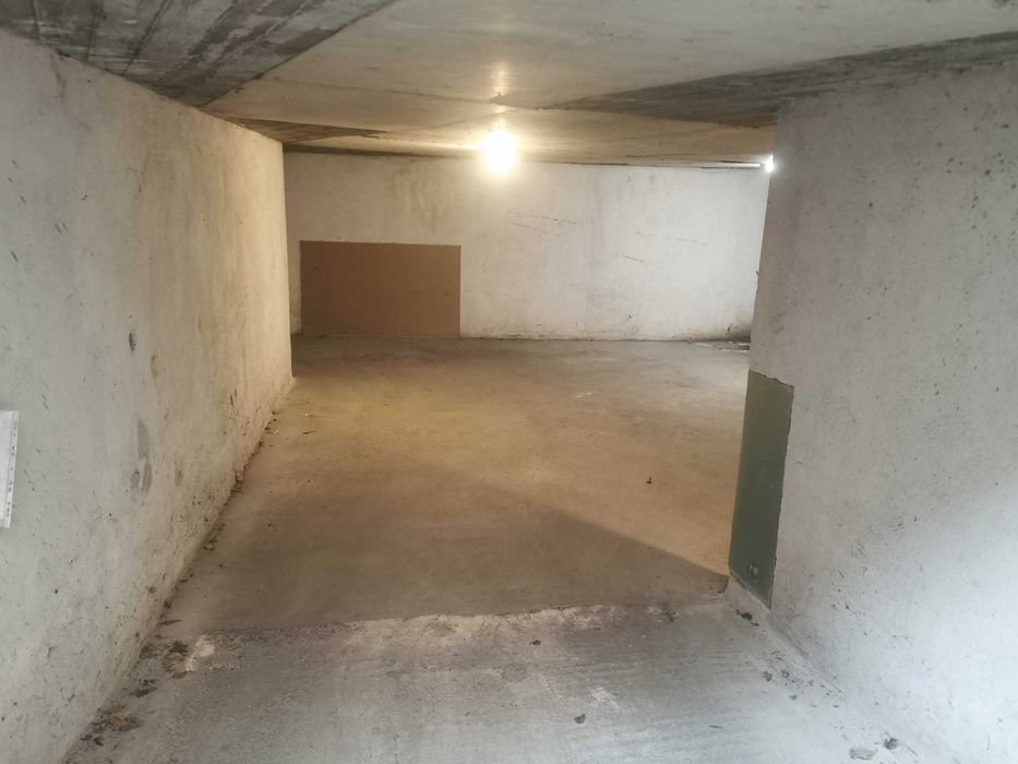 Отдавам паркомясто в подземен гараж до Лъвов мост