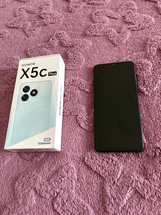 Vand telefon honor este aprope nou foarte putin folosit pret negociabi