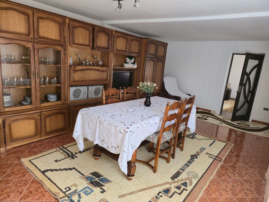 Casă de vânzare – complet mobilată și utilată