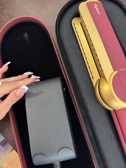 Dyson Airstrait, специална серия Red Velvet, заедно с кутията