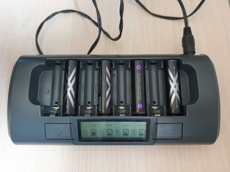 Incărcător pentru 8 acumulatori AA/AAA Powerex Maha MH-C800S