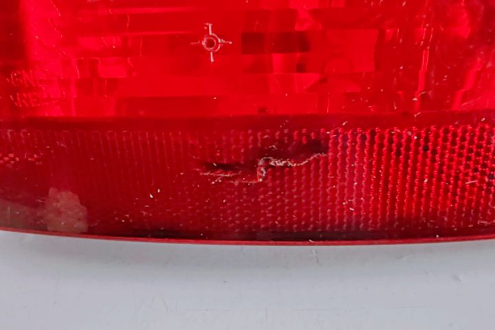 Stop Are o mică crăpătură 1U9945112 / 1U994S096 Skoda Octavia pri