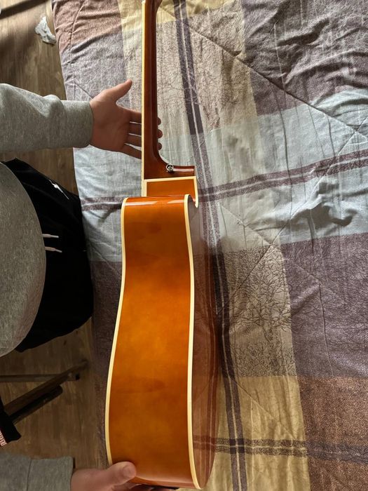 Gitara 41 razmer qirilgan surilgan joyi yoq hamma joyi ishlidi kalonka