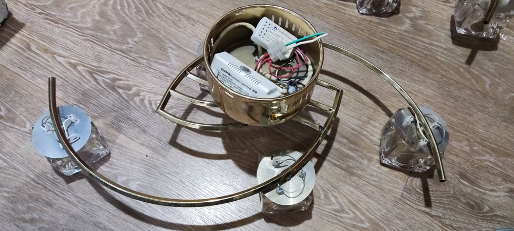 Продам 2 люстры 12В и 3В с блоками питания и лампами