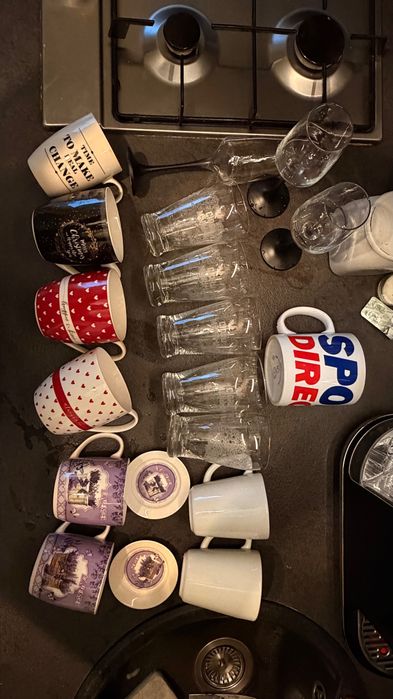 12 Căni și set 6 pahare cu picior