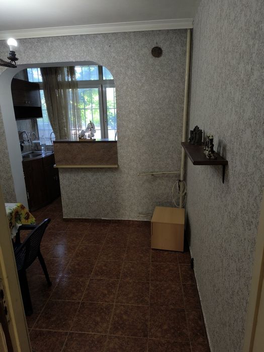 Отдавам тристаен необзаведен апартамент в кв Дървеница, София под наем, състоящ се от хол, две спални, кухня, баня, тоалетна и две сервизни помещени я